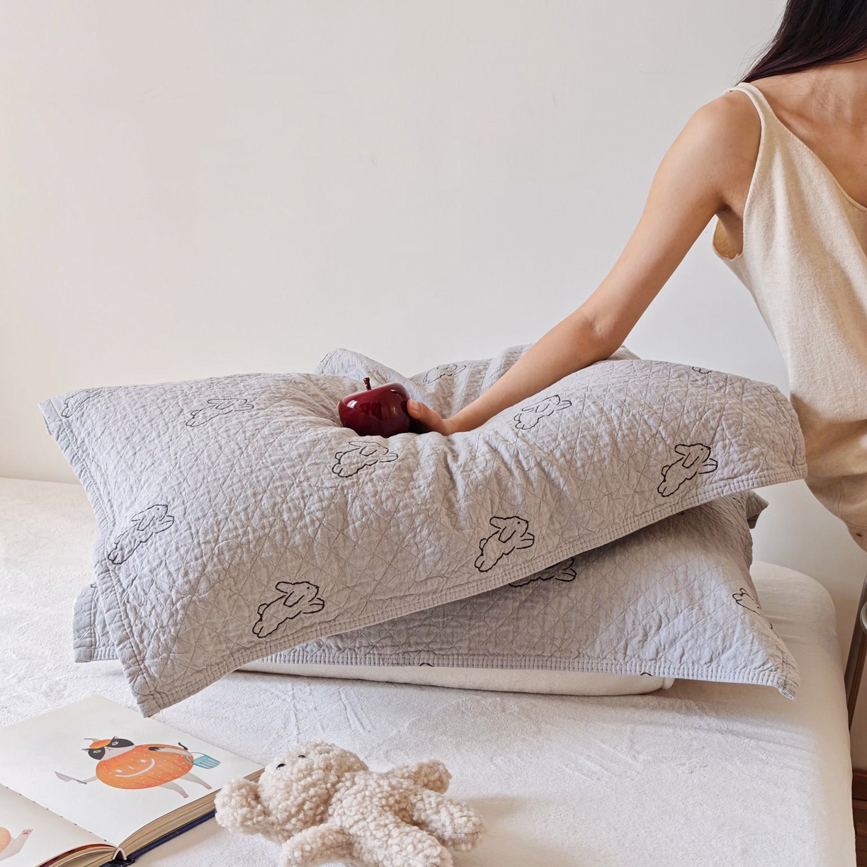 91家纺网 家纺一手货源 找家纺 沐瑟家纺 2026新款卡通小清新枕巾 浅跳兔 灰色