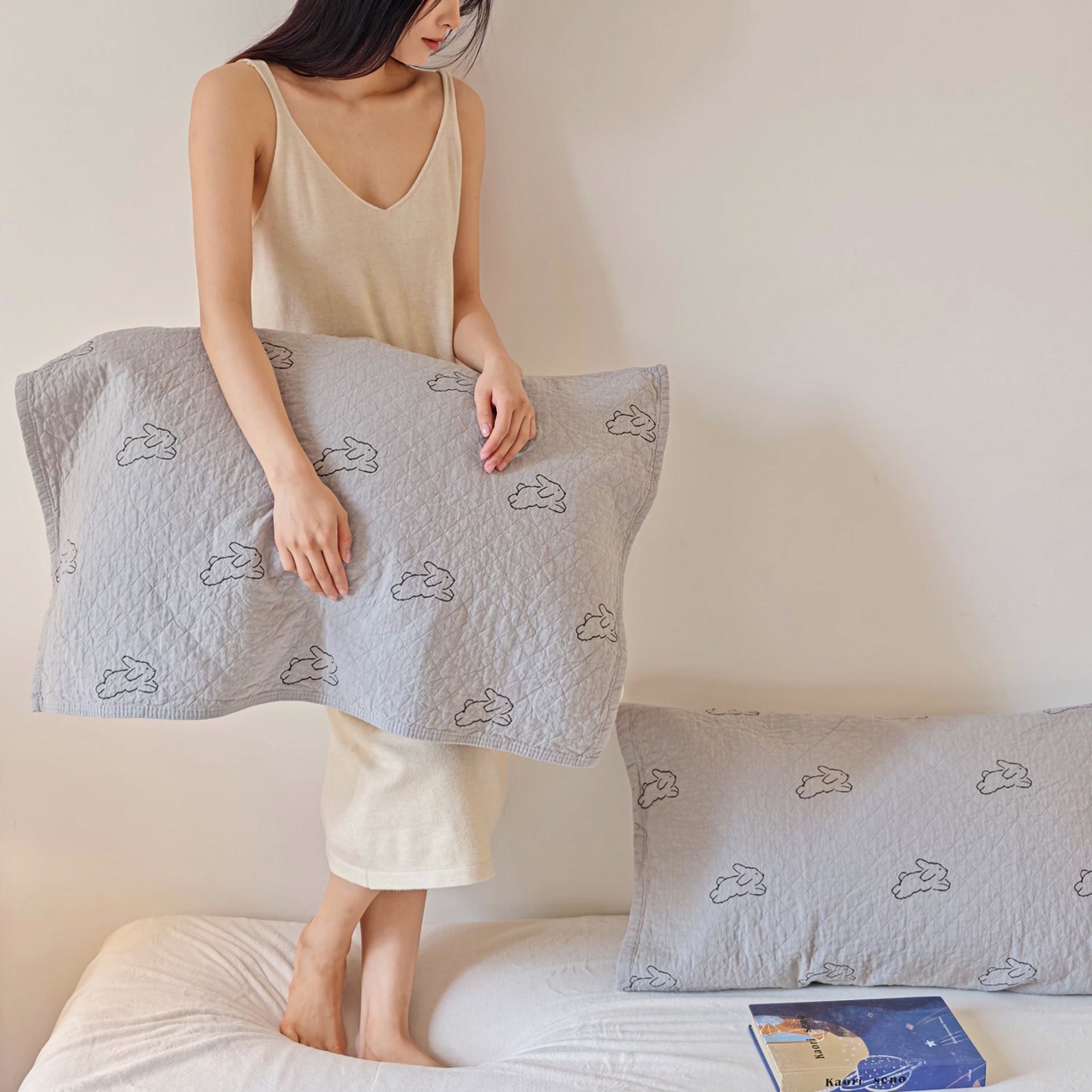 91家纺网 家纺一手货源 找家纺 沐瑟家纺 2026新款卡通小清新枕巾 浅跳兔 灰色