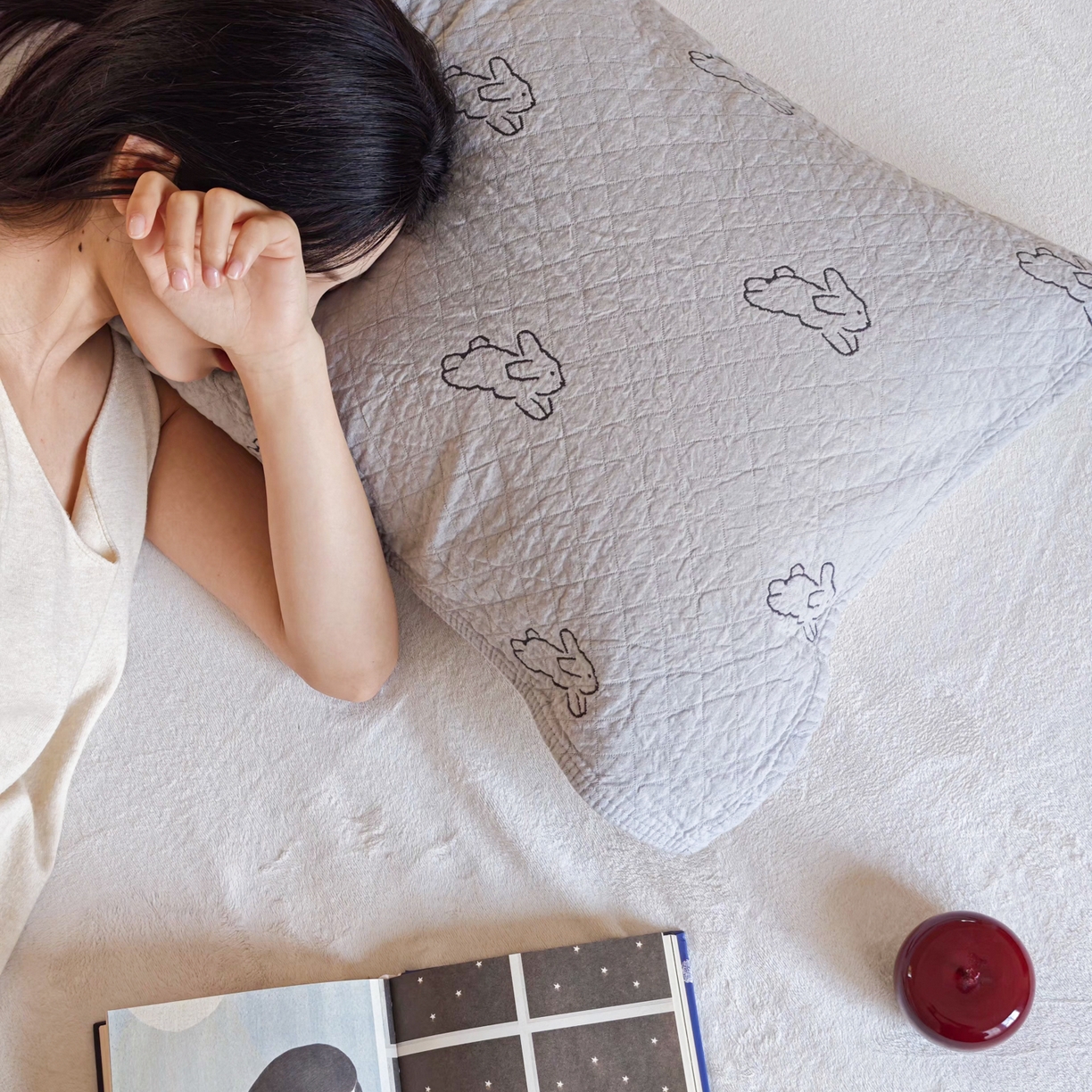 91家纺网 家纺一手货源 找家纺 沐瑟家纺 2026新款卡通小清新枕巾 浅跳兔 灰色