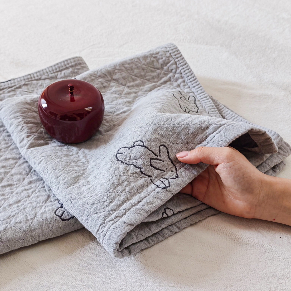 91家纺网 家纺一手货源 找家纺 沐瑟家纺 2026新款卡通小清新枕巾 浅跳兔 灰色