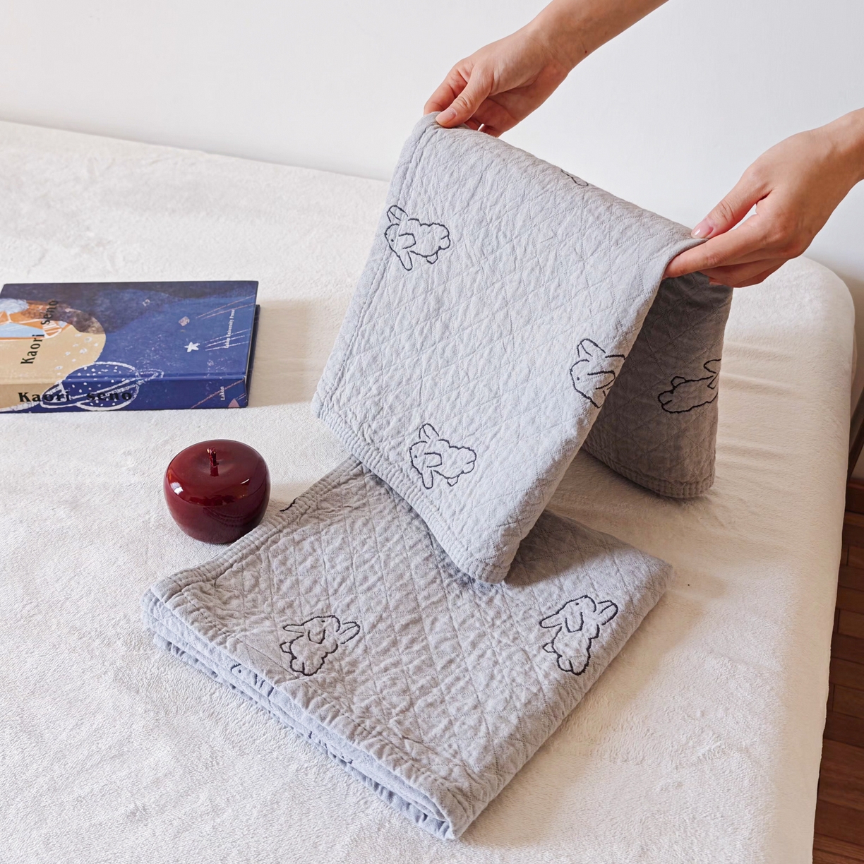 91家纺网 家纺一手货源 找家纺 沐瑟家纺 2026新款卡通小清新枕巾 浅跳兔 灰色