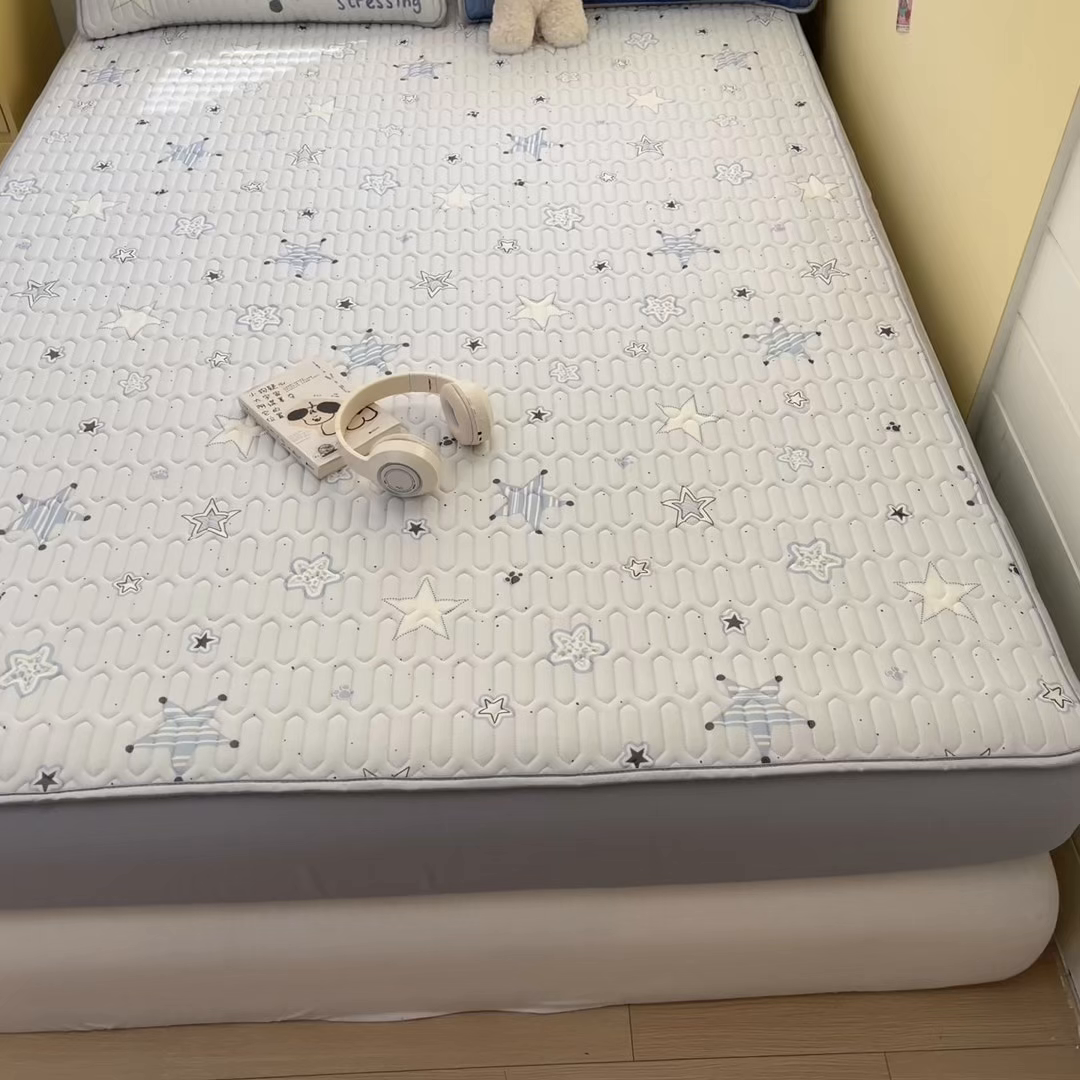 91家纺网 家纺一手货源 找家纺 摩妮卡 2026春夏新款凉感丝印花小清新乳胶凉席席子床笠款三件套 闪亮星星