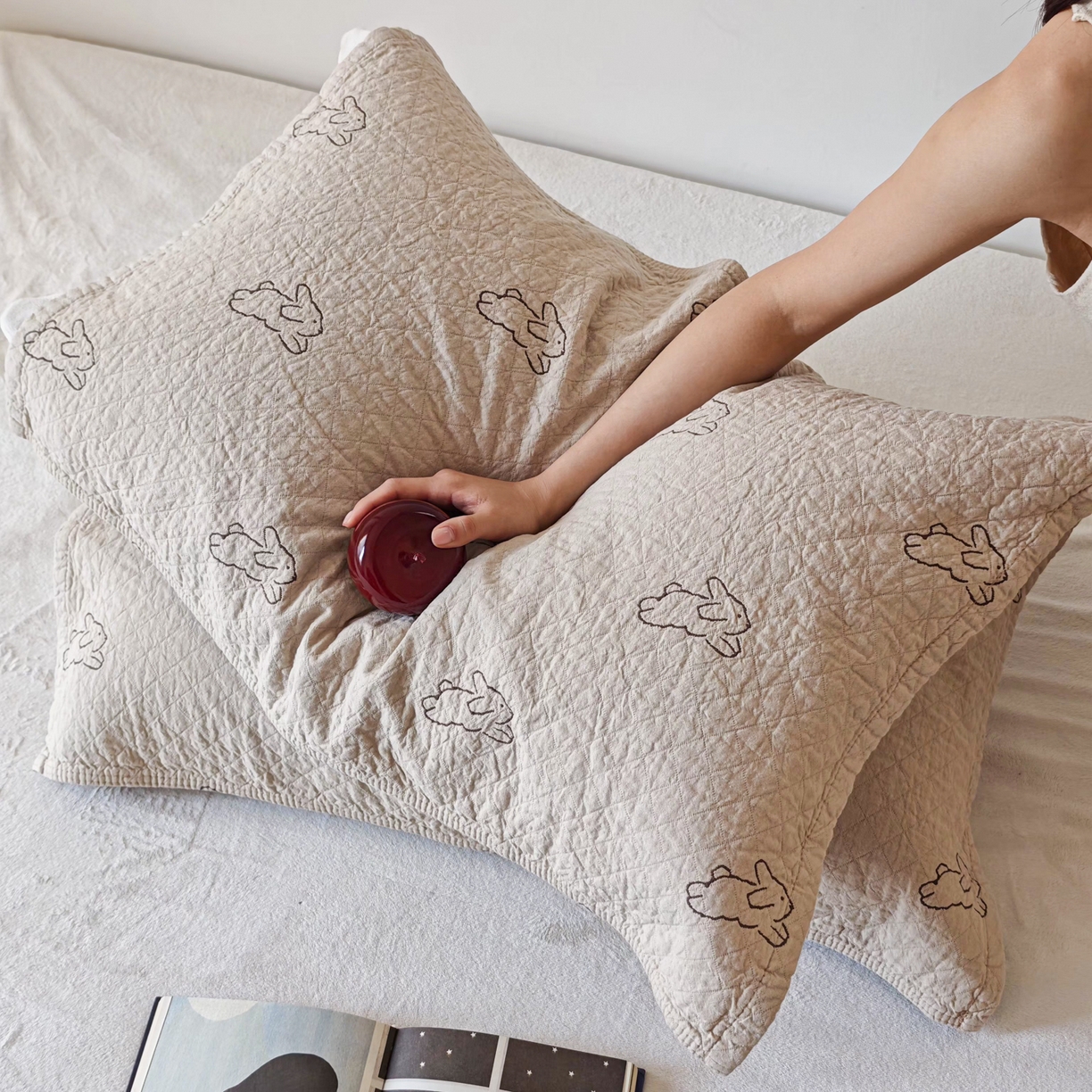 91家纺网 家纺一手货源 找家纺 沐瑟家纺 2026新款卡通小清新枕巾 浅跳兔 浅咖咖色