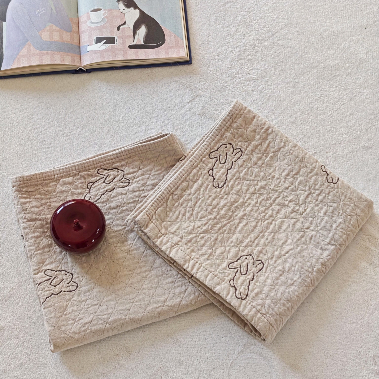 91家纺网 家纺一手货源 找家纺 沐瑟家纺 2026新款卡通小清新枕巾 浅跳兔 浅咖咖色