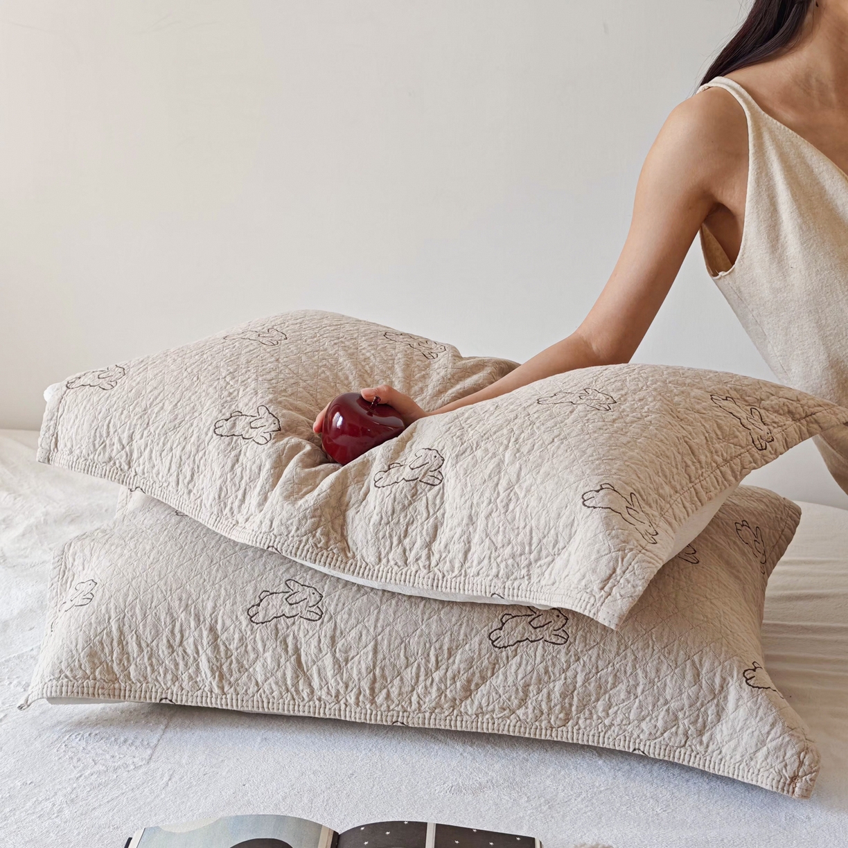 91家纺网 家纺一手货源 找家纺 沐瑟家纺 2026新款卡通小清新枕巾 浅跳兔 浅咖咖色