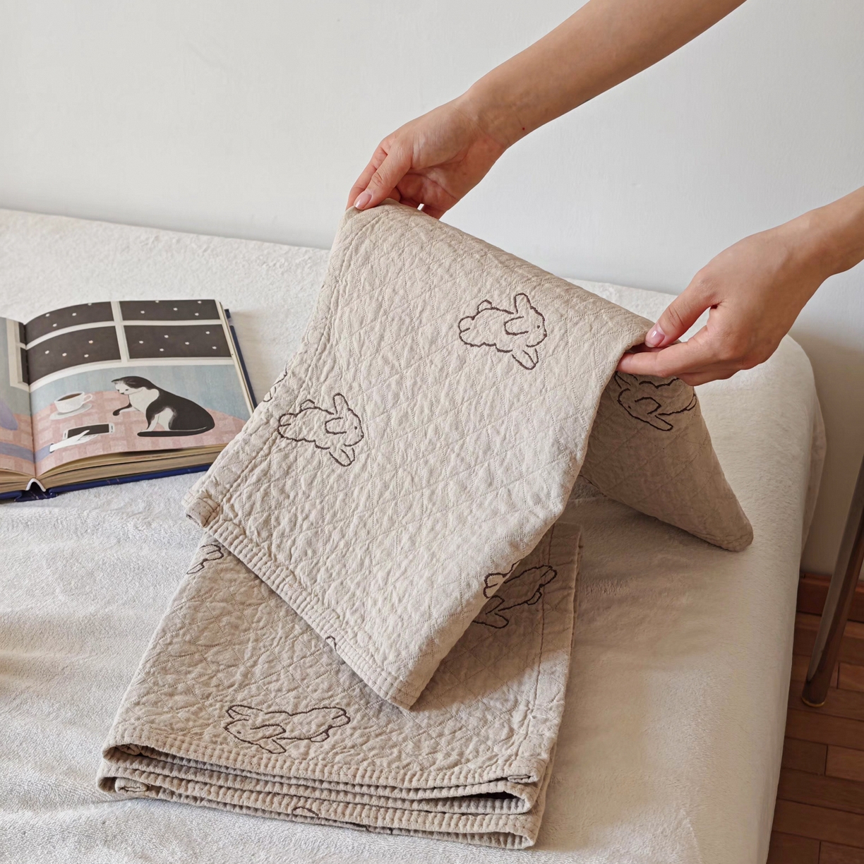 91家纺网 家纺一手货源 找家纺 沐瑟家纺 2026新款卡通小清新枕巾 浅跳兔 浅咖咖色