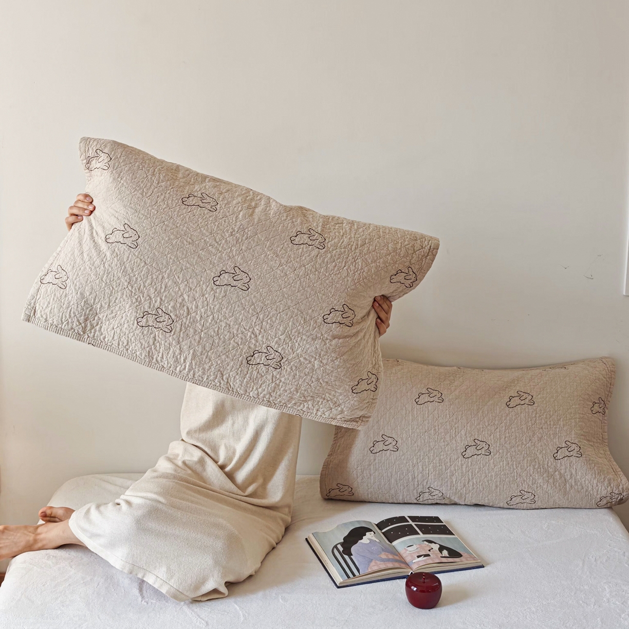 91家纺网 家纺一手货源 找家纺 沐瑟家纺 2026新款卡通小清新枕巾 浅跳兔 浅咖咖色