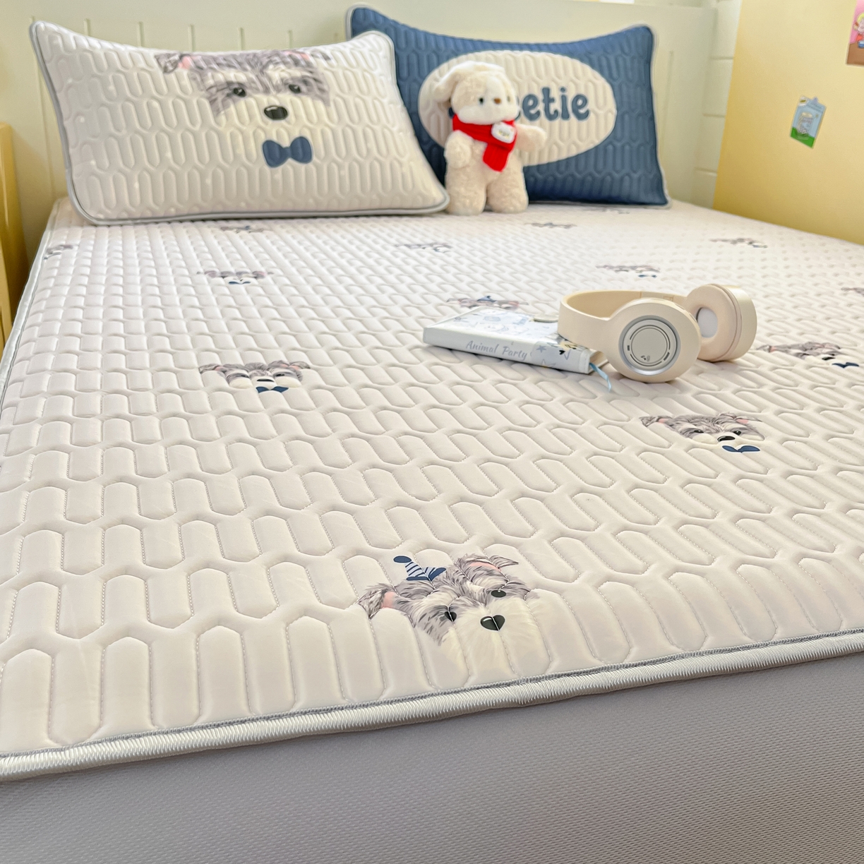 91家纺网 家纺一手货源 找家纺 摩妮卡 2026春夏新款凉感丝印花小清新乳胶凉席席子床笠款三件套 绅士狗狗