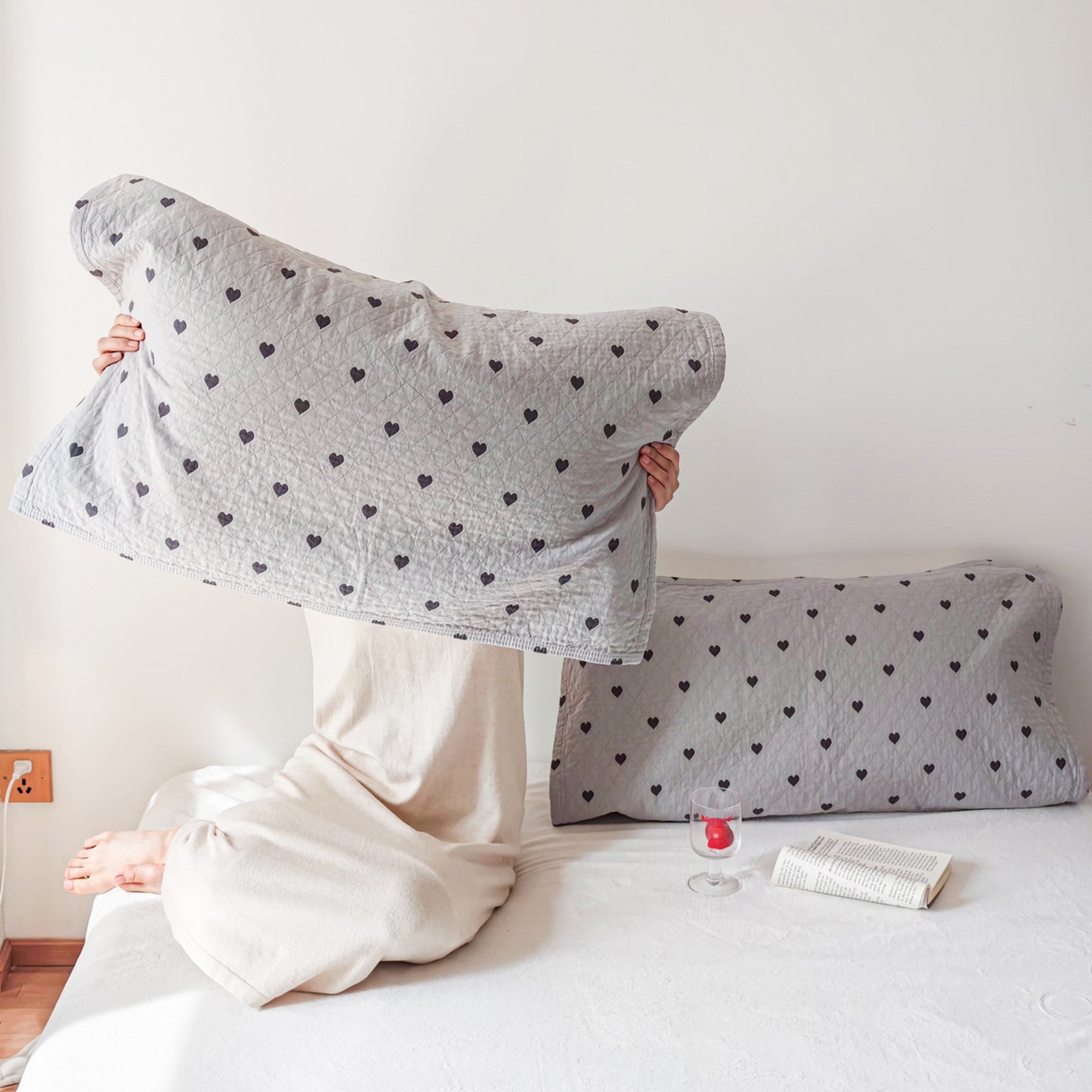 91家纺网 家纺一手货源 找家纺 沐瑟家纺 2026新款卡通小清新枕巾 心情 灰蓝