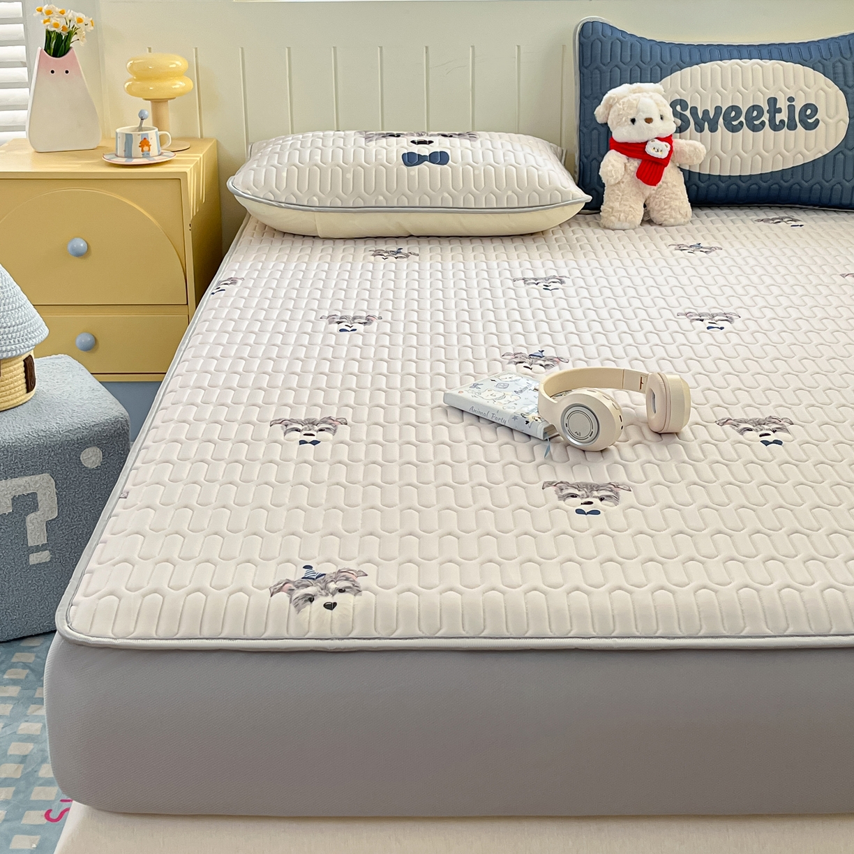 91家纺网 家纺一手货源 找家纺 摩妮卡 2026春夏新款凉感丝印花小清新乳胶凉席席子床笠款三件套 绅士狗狗