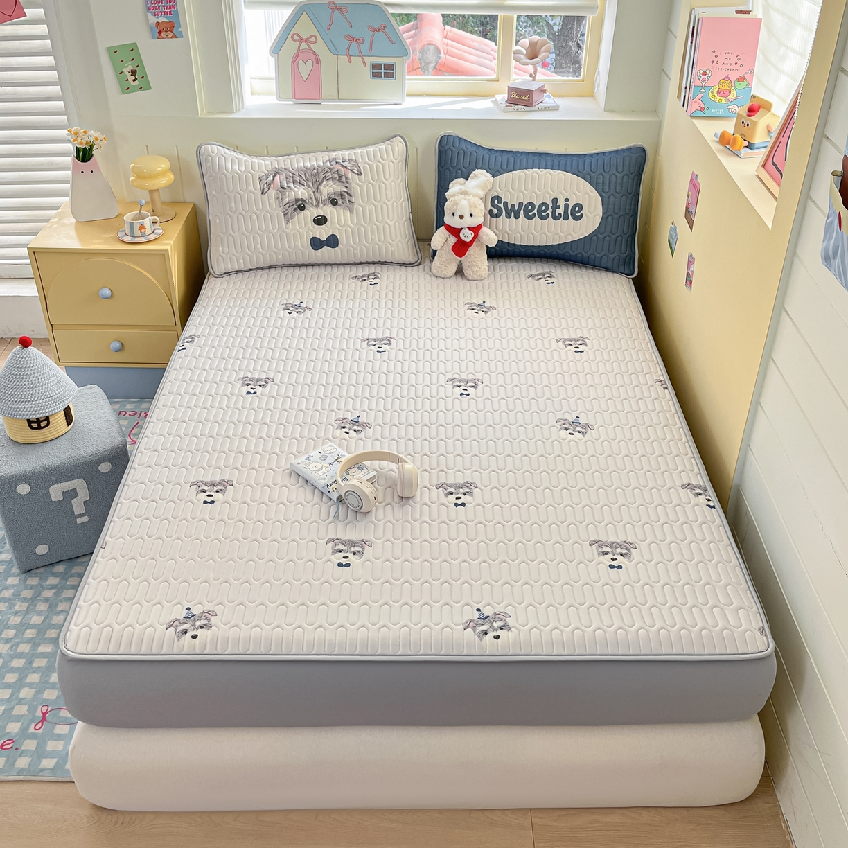 91家纺网 家纺一手货源 找家纺 摩妮卡 2026春夏新款凉感丝印花小清新乳胶凉席席子床笠款三件套 绅士狗狗