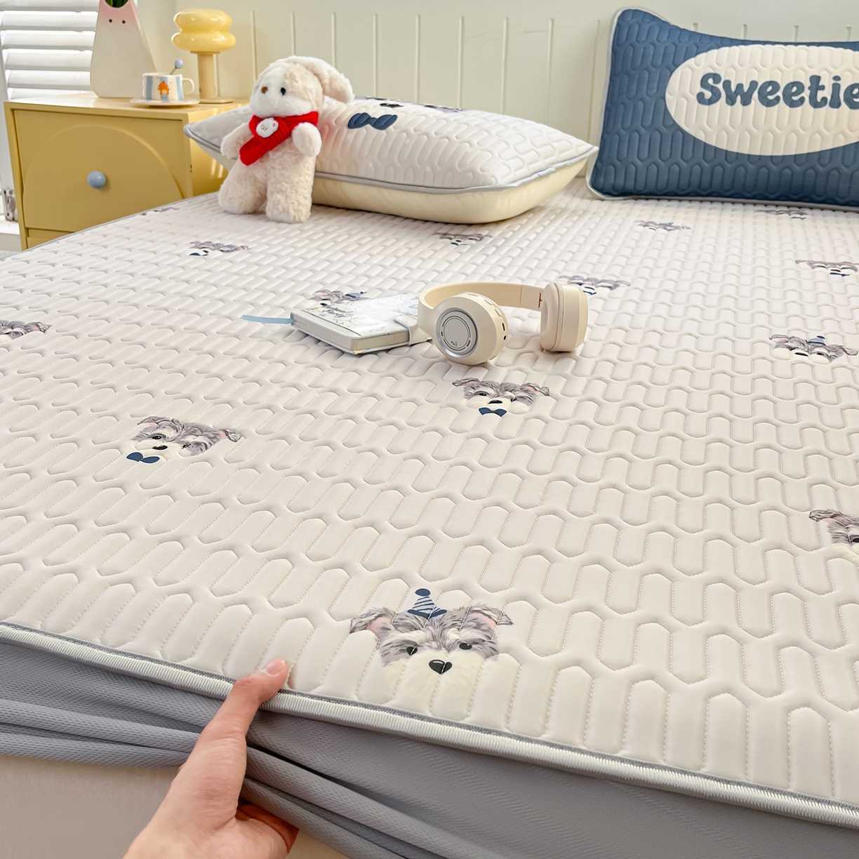 91家纺网 家纺一手货源 找家纺 摩妮卡 2026春夏新款凉感丝印花小清新乳胶凉席席子床笠款三件套 绅士狗狗