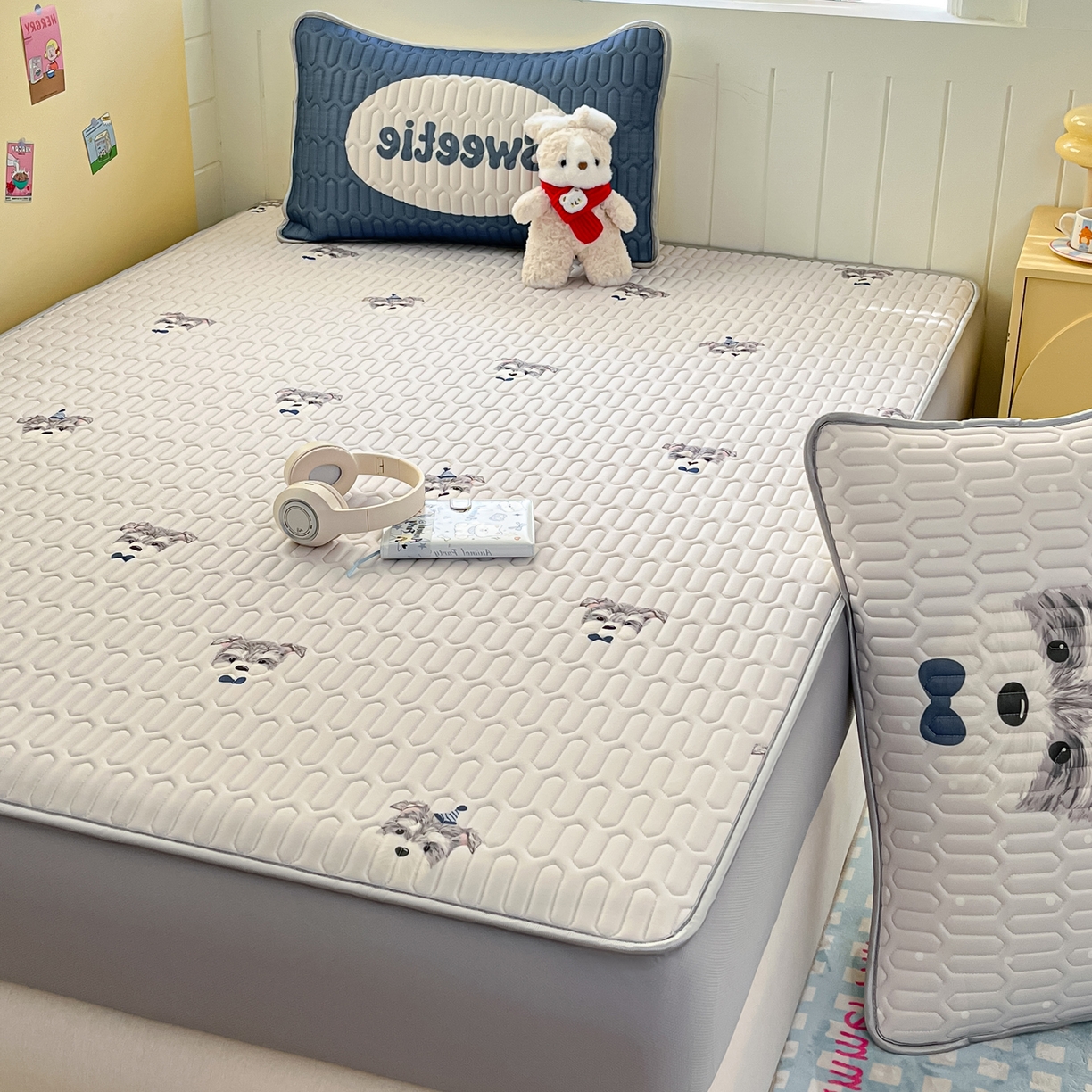 91家纺网 家纺一手货源 找家纺 摩妮卡 2026春夏新款凉感丝印花小清新乳胶凉席席子床笠款三件套 绅士狗狗