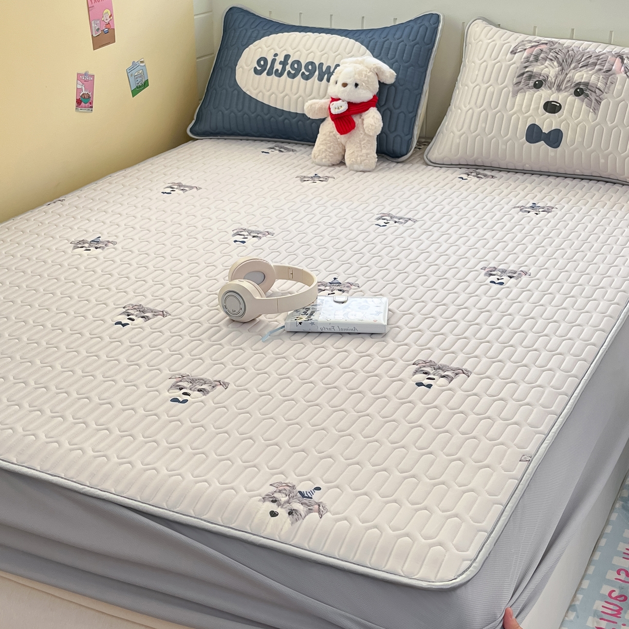 91家纺网 家纺一手货源 找家纺 摩妮卡 2026春夏新款凉感丝印花小清新乳胶凉席席子床笠款三件套 绅士狗狗