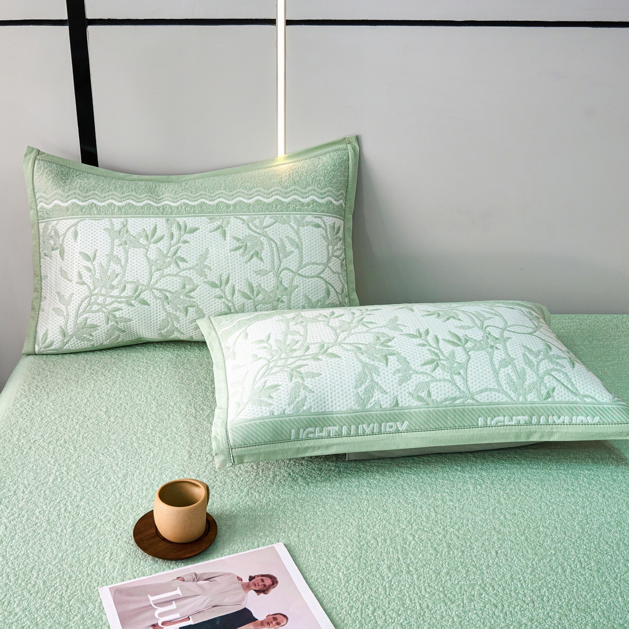 91家纺网 家纺一手货源 找家纺 宜派家纺 2026新款提花PE凉感冰丝席凉席席子三件套 风景-床笠绿