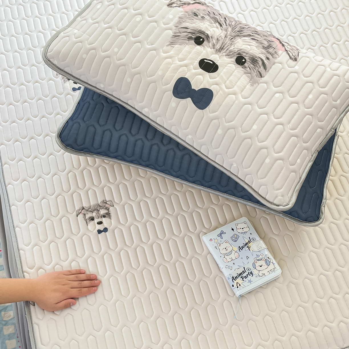 91家纺网 家纺一手货源 找家纺 摩妮卡 2026春夏新款凉感丝印花小清新乳胶凉席席子床笠款三件套 绅士狗狗