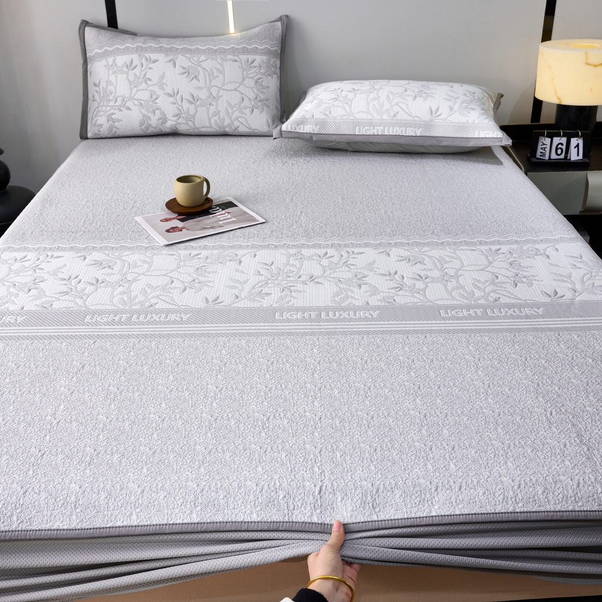 91家纺网 家纺一手货源 找家纺 宜派家纺 2026新款提花PE凉感冰丝席凉席席子三件套 风景-床笠灰