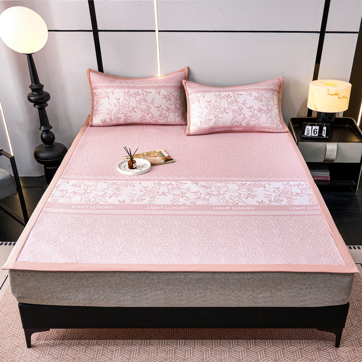 91家纺网 家纺一手货源 找家纺 宜派家纺 2026新款提花PE凉感冰丝席凉席席子三件套 风景-直角粉