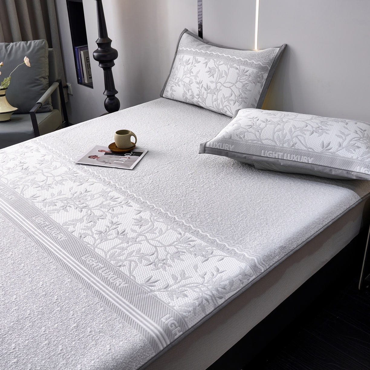 91家纺网 家纺一手货源 找家纺 宜派家纺 2026新款提花PE凉感冰丝席凉席席子三件套 风景-床笠灰