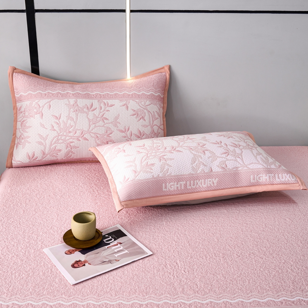 91家纺网 家纺一手货源 找家纺 宜派家纺 2026新款提花PE凉感冰丝席凉席席子三件套 风景-床笠粉