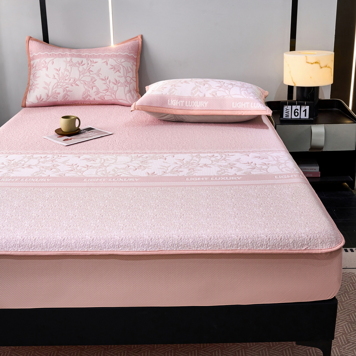 91家纺网 家纺一手货源 找家纺 宜派家纺 2026新款提花PE凉感冰丝席凉席席子三件套 风景-床笠粉