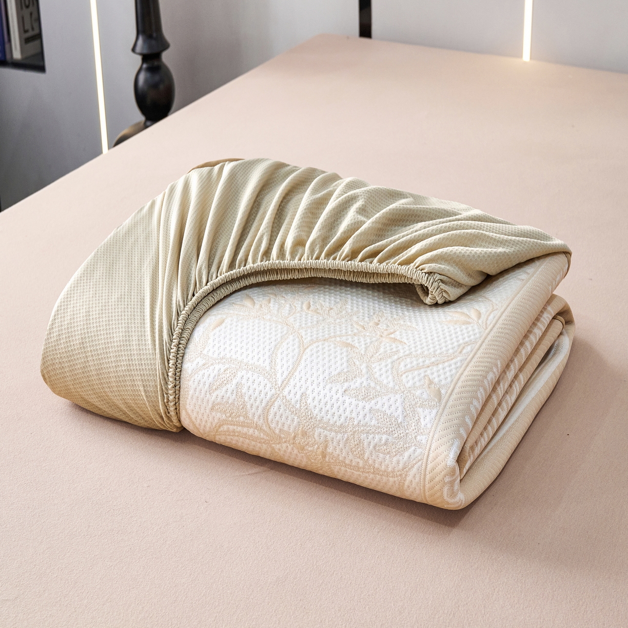 91家纺网 家纺一手货源 找家纺 宜派家纺 2026新款提花PE凉感冰丝席凉席席子三件套 风景-床笠咖