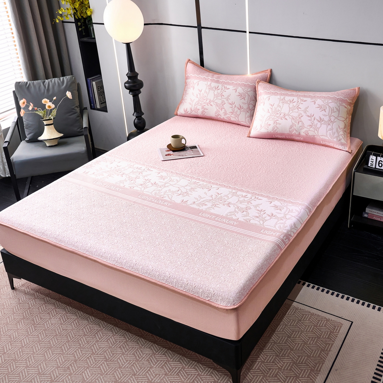 91家纺网 家纺一手货源 找家纺 宜派家纺 2026新款提花PE凉感冰丝席凉席席子三件套 风景-床笠粉