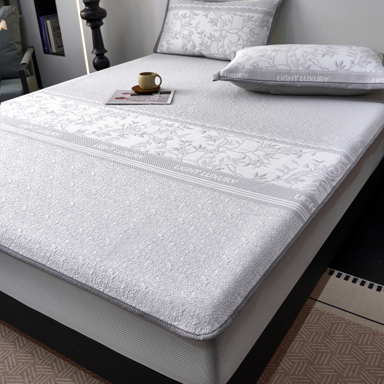 91家纺网 家纺一手货源 找家纺 宜派家纺 2026新款提花PE凉感冰丝席凉席席子三件套 风景-床笠灰