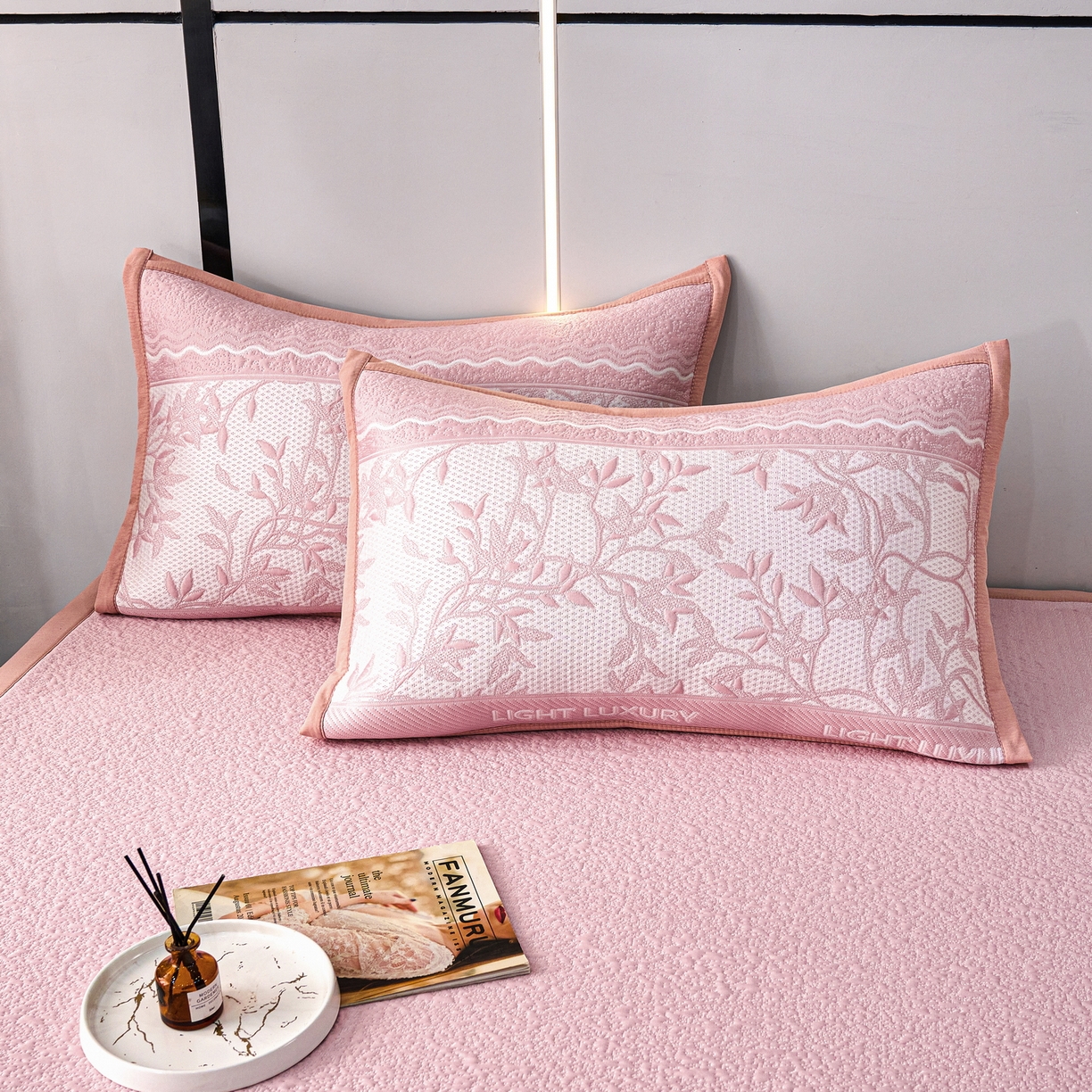 91家纺网 家纺一手货源 找家纺 宜派家纺 2026新款提花PE凉感冰丝席凉席席子三件套 风景-直角粉