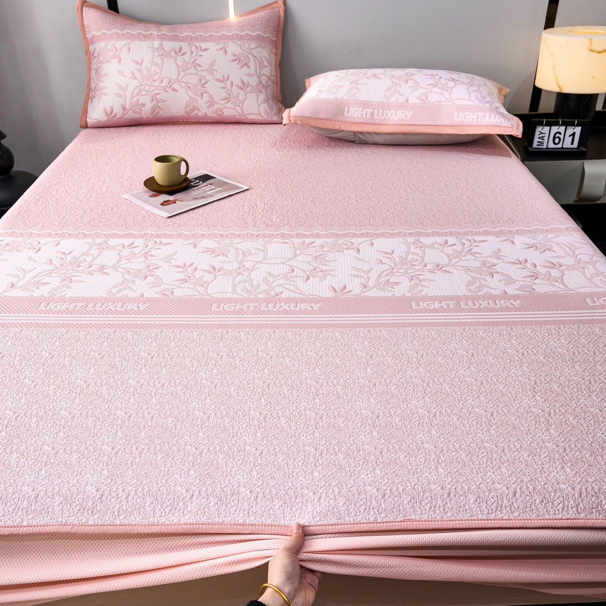 91家纺网 家纺一手货源 找家纺 宜派家纺 2026新款提花PE凉感冰丝席凉席席子三件套 风景-床笠粉