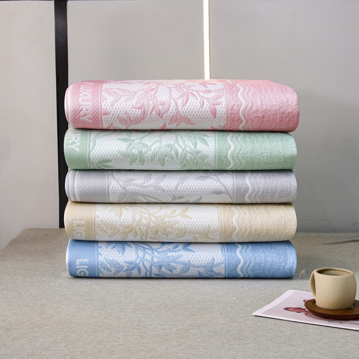 91家纺网 家纺一手货源 找家纺 宜派家纺 2026新款提花PE凉感冰丝席凉席席子三件套 风景-直角咖