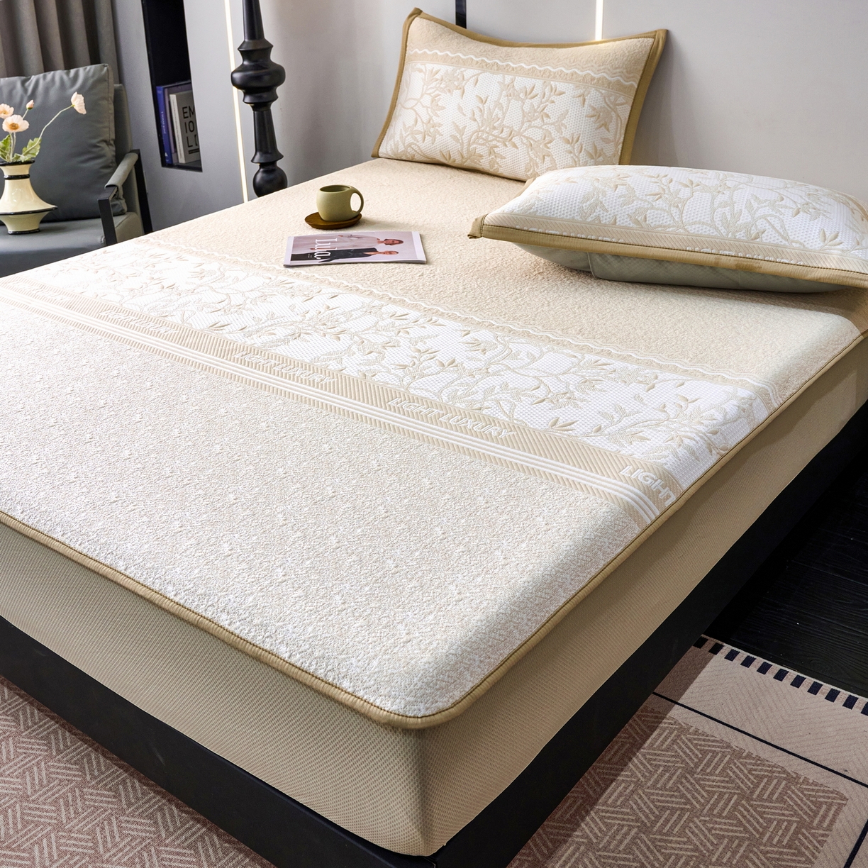 91家纺网 家纺一手货源 找家纺 宜派家纺 2026新款提花PE凉感冰丝席凉席席子三件套 风景-床笠咖