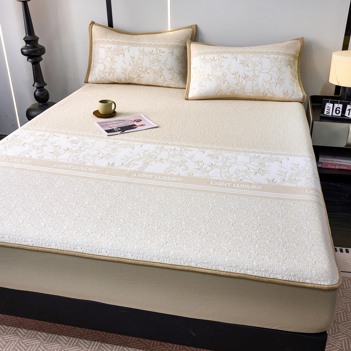 91家纺网 家纺一手货源 找家纺 宜派家纺 2026新款提花PE凉感冰丝席凉席席子三件套 风景-床笠咖