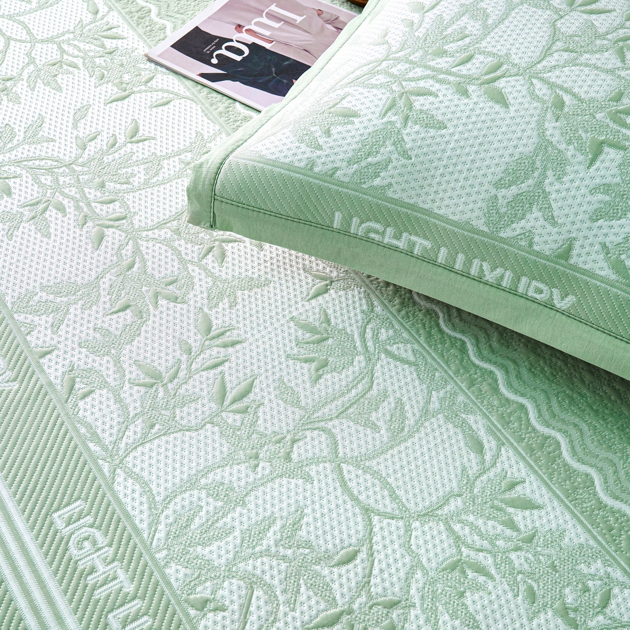 91家纺网 家纺一手货源 找家纺 宜派家纺 2026新款提花PE凉感冰丝席凉席席子三件套 风景-床笠绿
