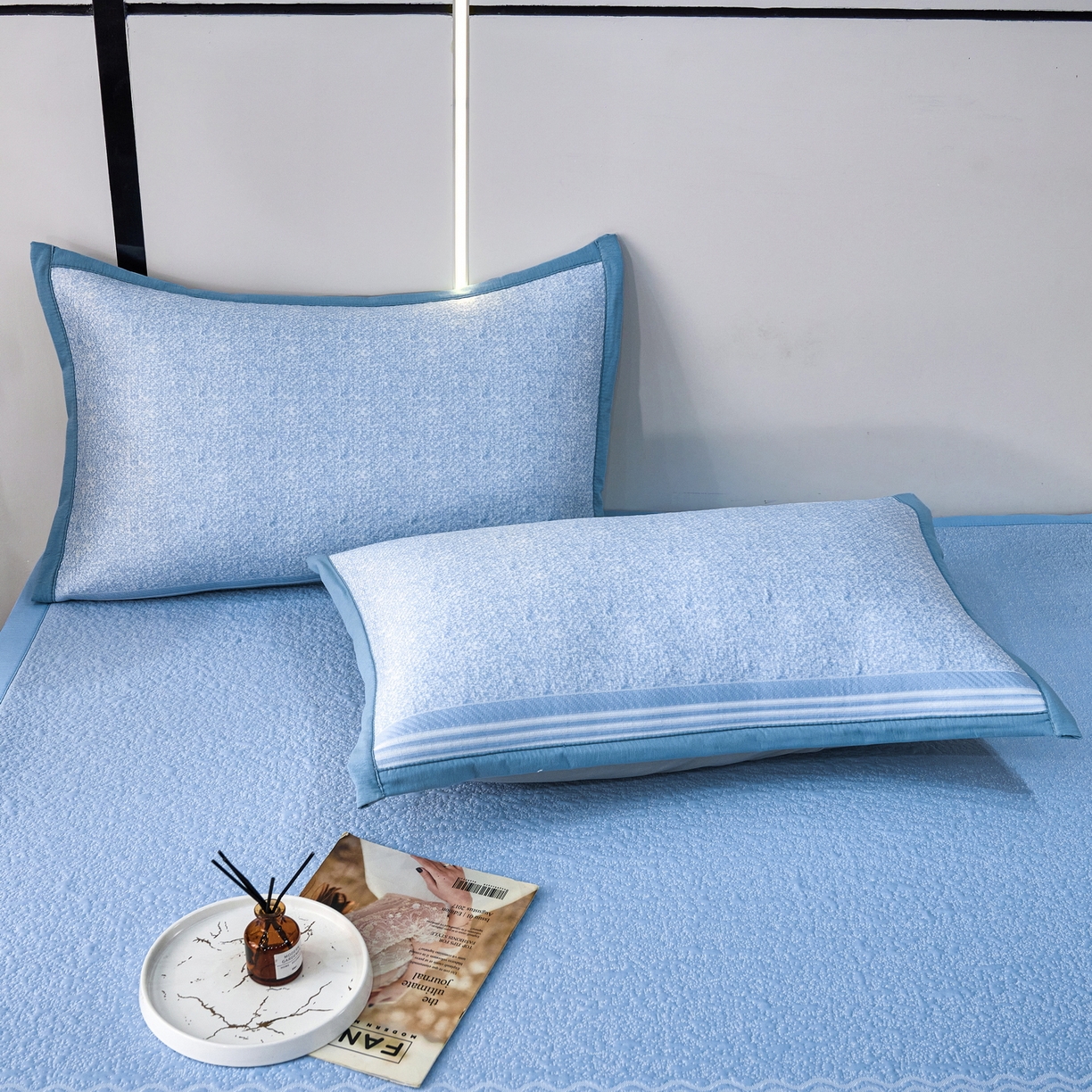 91家纺网 家纺一手货源 找家纺 宜派家纺 2026新款提花PE凉感冰丝席凉席席子三件套 风景-直角蓝