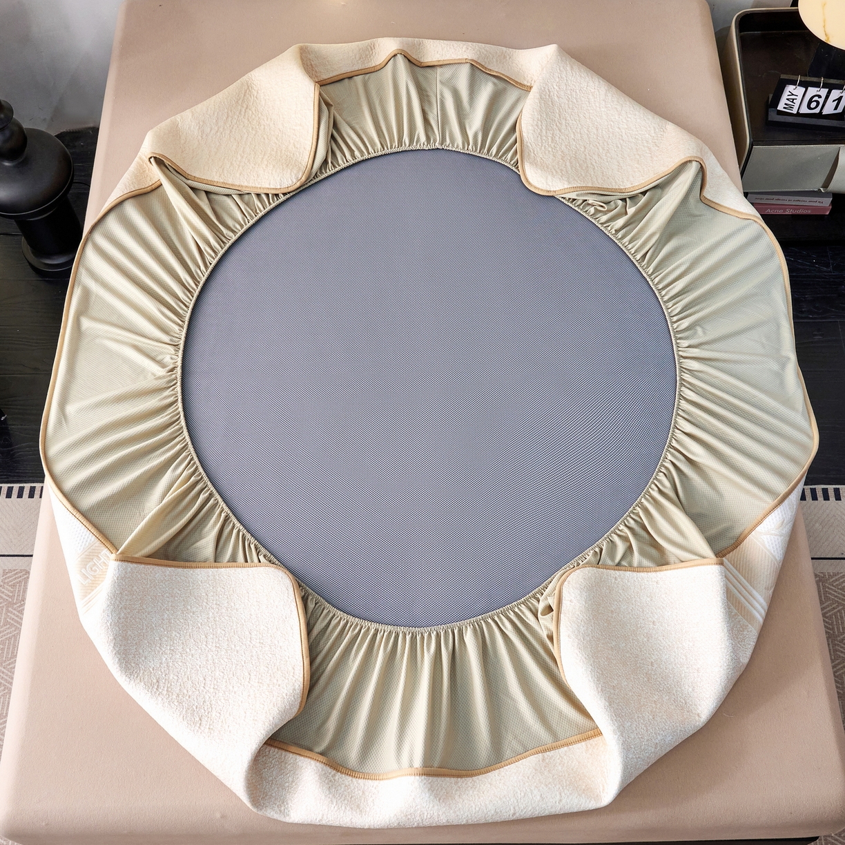 91家纺网 家纺一手货源 找家纺 宜派家纺 2026新款提花PE凉感冰丝席凉席席子三件套 风景-床笠咖