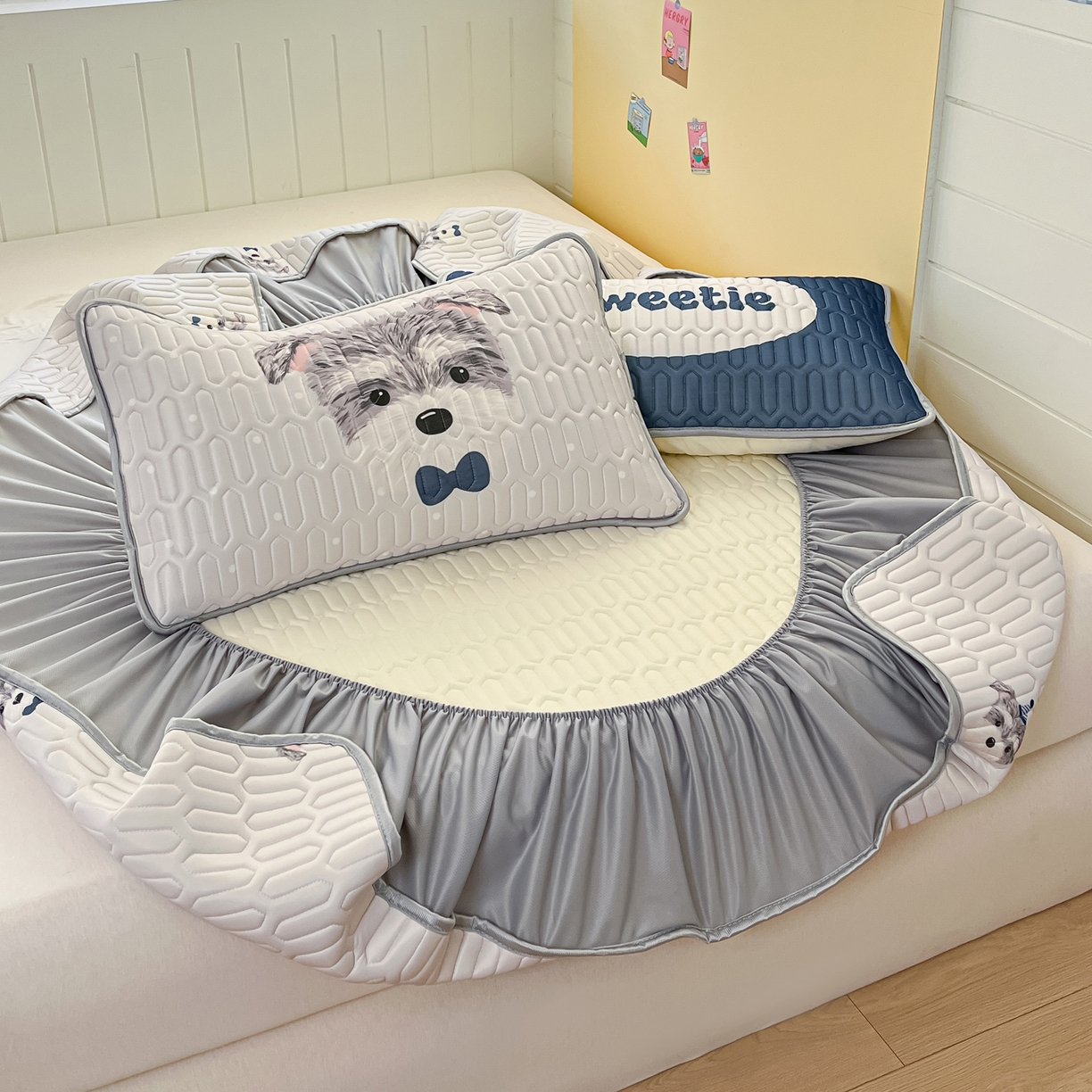 91家纺网 家纺一手货源 找家纺 摩妮卡 2026春夏新款凉感丝印花小清新乳胶凉席席子床笠款三件套 绅士狗狗