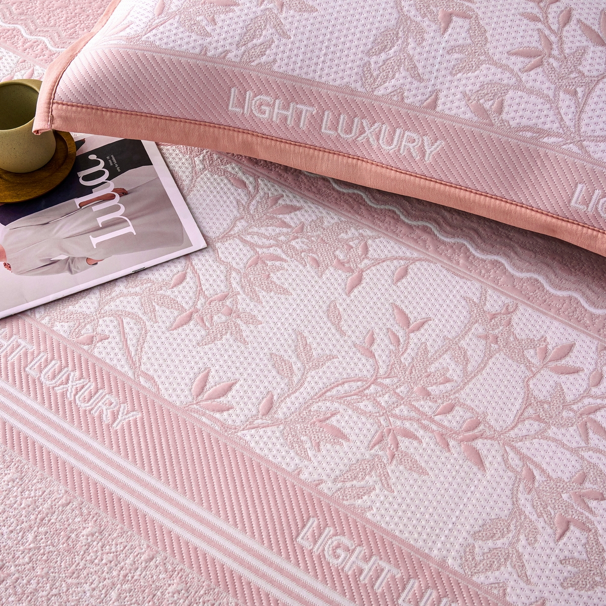 91家纺网 家纺一手货源 找家纺 宜派家纺 2026新款提花PE凉感冰丝席凉席席子三件套 风景-床笠粉