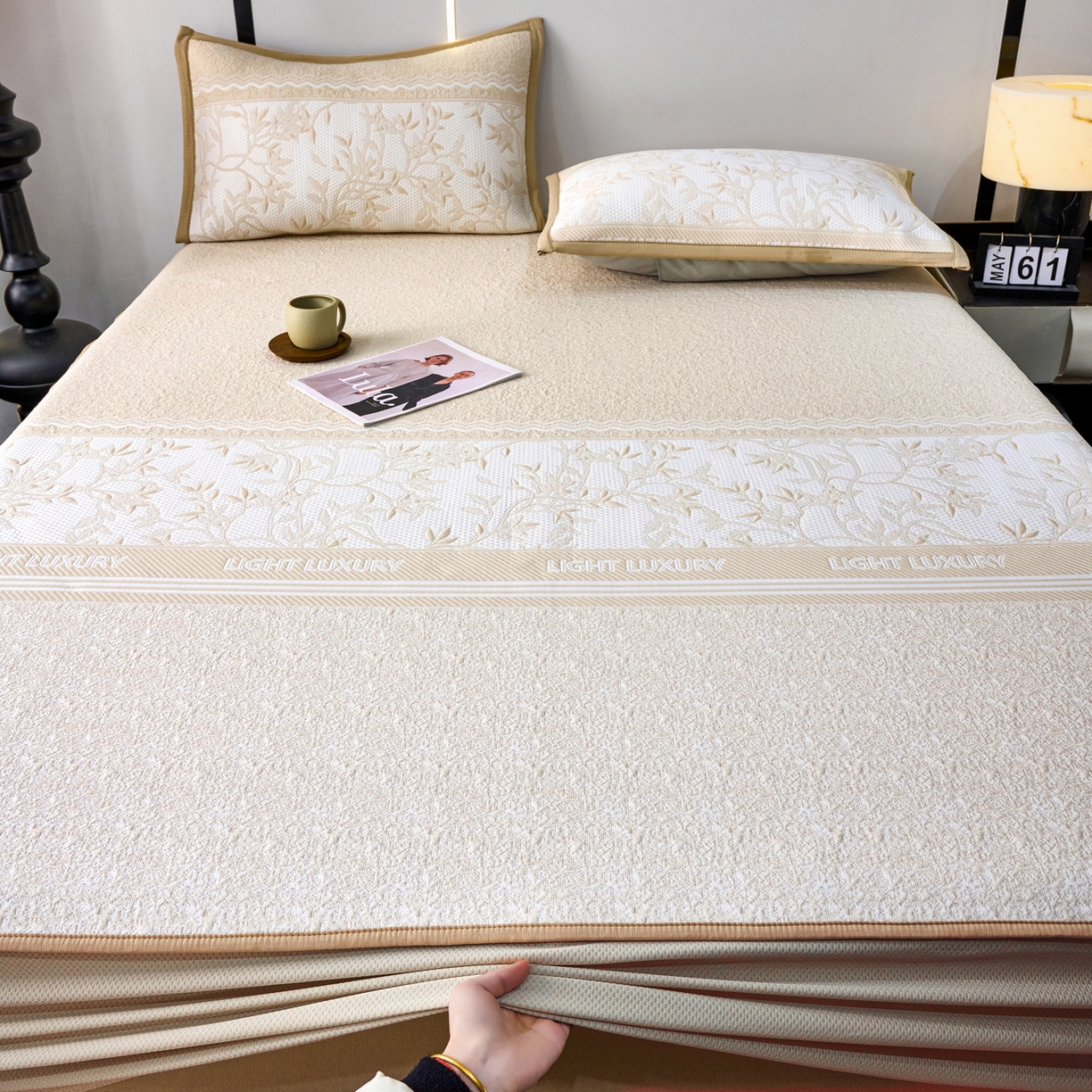 91家纺网 家纺一手货源 找家纺 宜派家纺 2026新款提花PE凉感冰丝席凉席席子三件套 风景-床笠咖