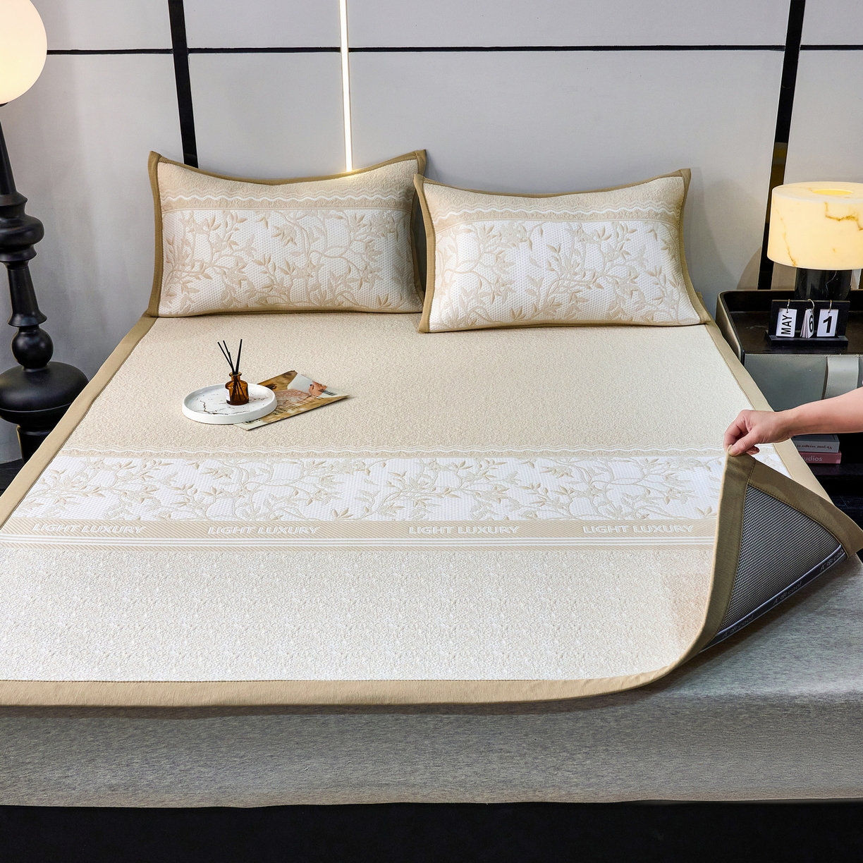 91家纺网 家纺一手货源 找家纺 宜派家纺 2026新款提花PE凉感冰丝席凉席席子三件套 风景-直角咖