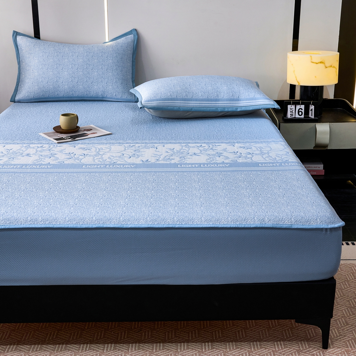 91家纺网 家纺一手货源 找家纺 宜派家纺 2026新款提花PE凉感冰丝席凉席席子三件套 风景-床笠蓝