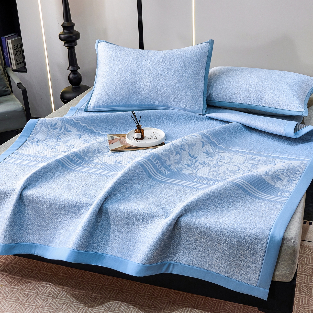 91家纺网 家纺一手货源 找家纺 宜派家纺 2026新款提花PE凉感冰丝席凉席席子三件套 风景-直角蓝