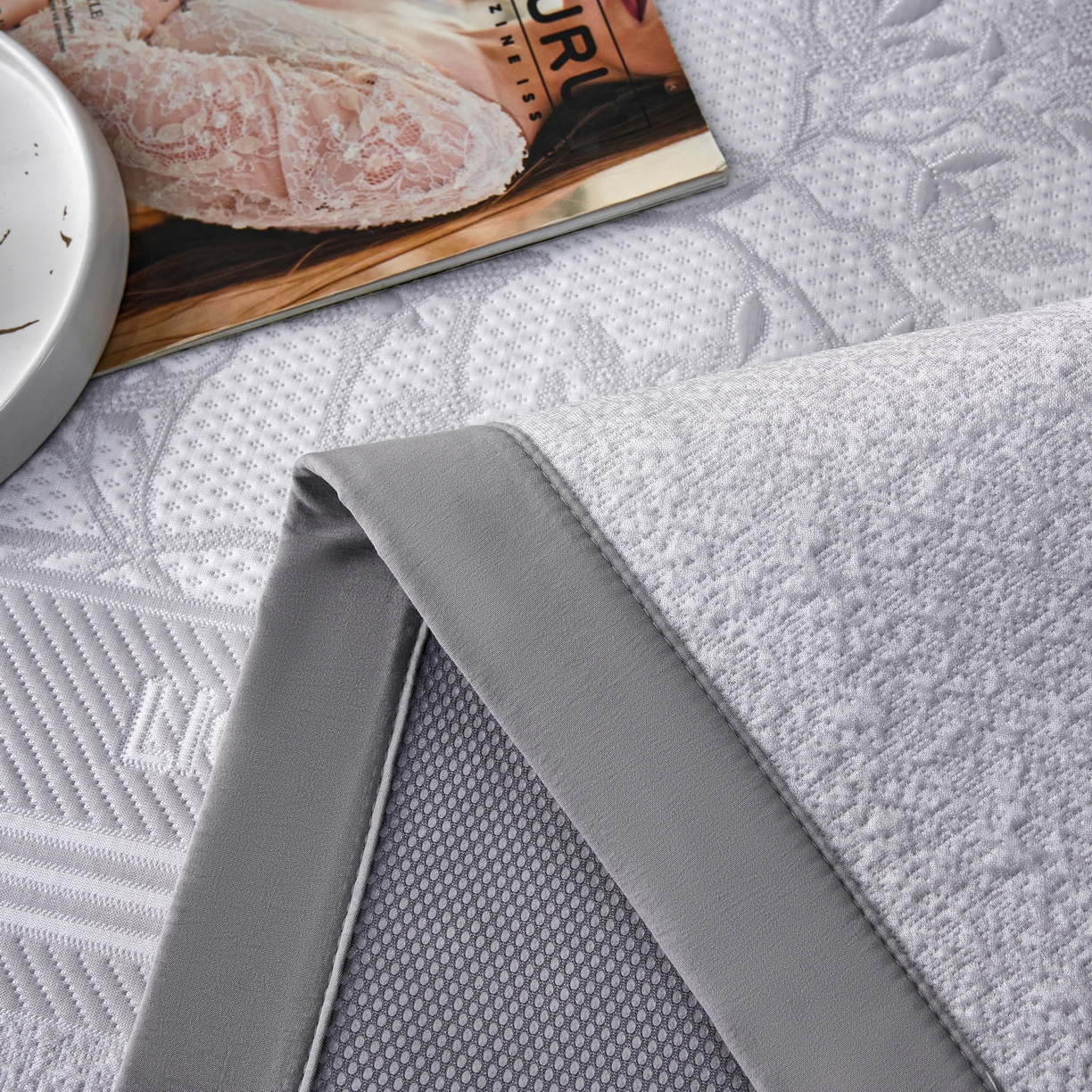 91家纺网 家纺一手货源 找家纺 宜派家纺 2026新款提花PE凉感冰丝席凉席席子三件套 风景-直角灰