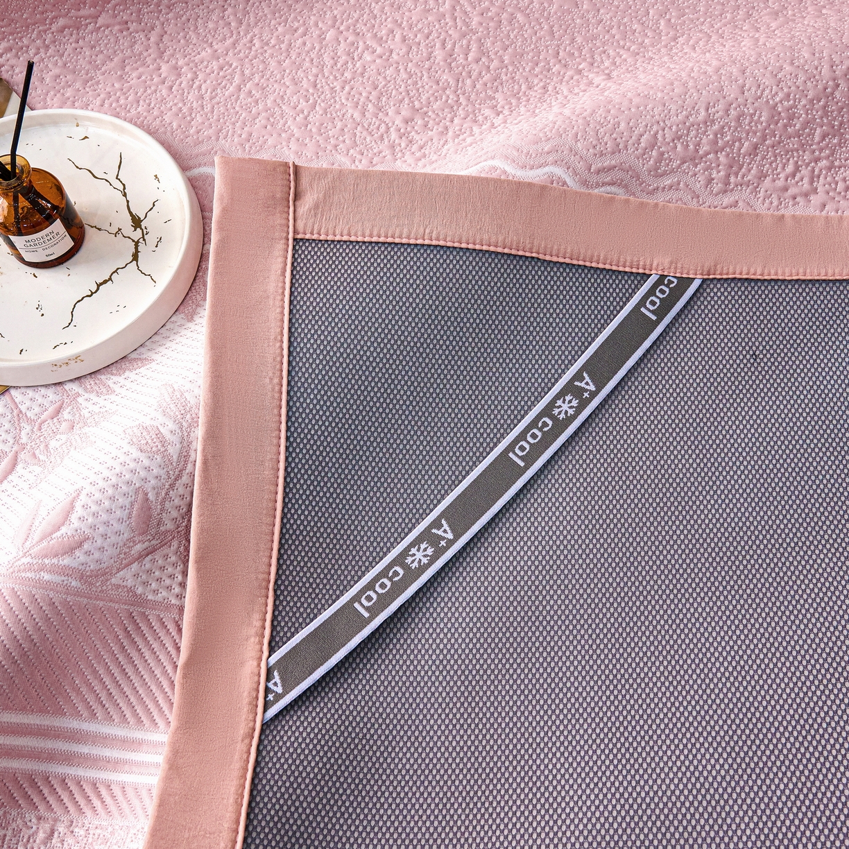 91家纺网 家纺一手货源 找家纺 宜派家纺 2026新款提花PE凉感冰丝席凉席席子三件套 风景-直角粉