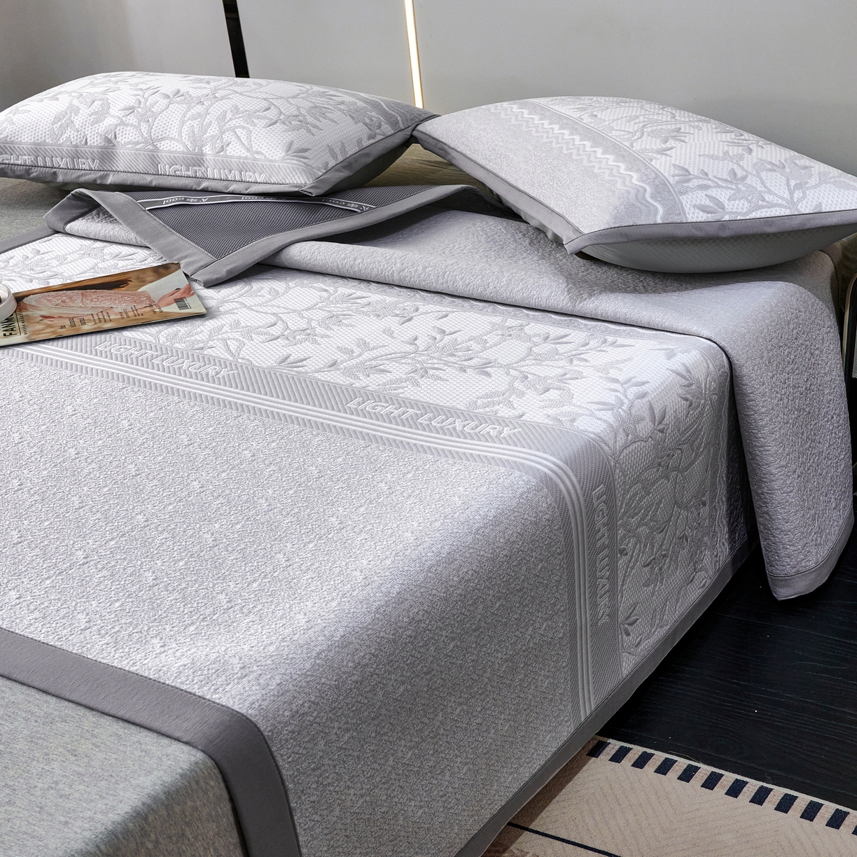 91家纺网 家纺一手货源 找家纺 宜派家纺 2026新款提花PE凉感冰丝席凉席席子三件套 风景-直角灰