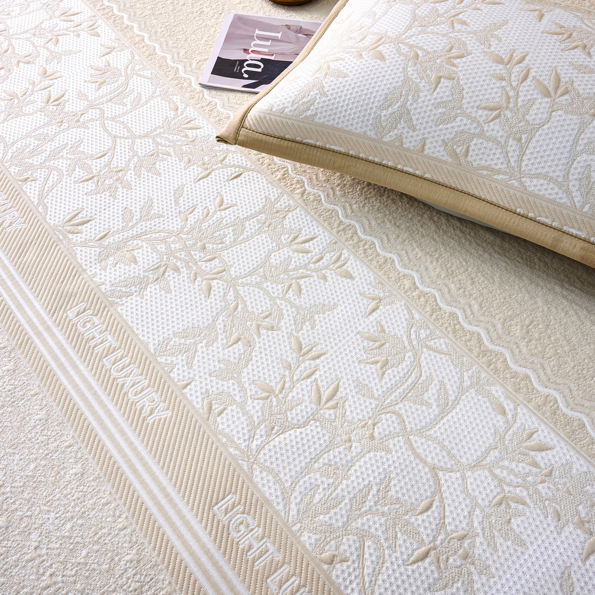 91家纺网 家纺一手货源 找家纺 宜派家纺 2026新款提花PE凉感冰丝席凉席席子三件套 风景-床笠咖