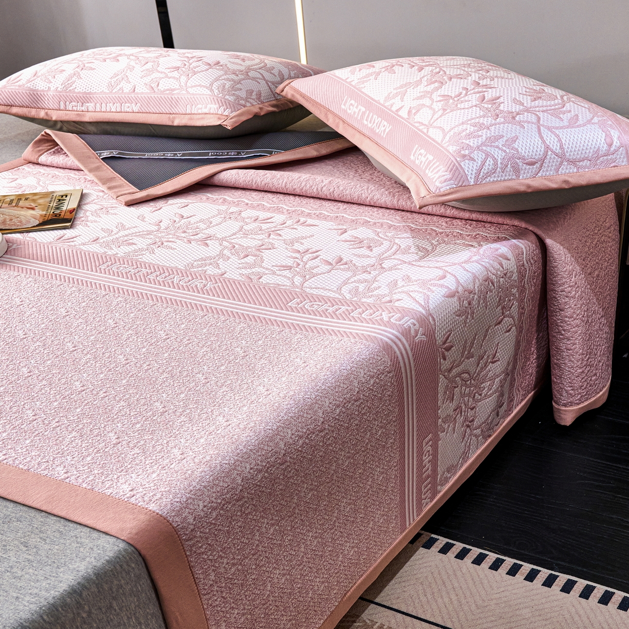 91家纺网 家纺一手货源 找家纺 宜派家纺 2026新款提花PE凉感冰丝席凉席席子三件套 风景-直角粉