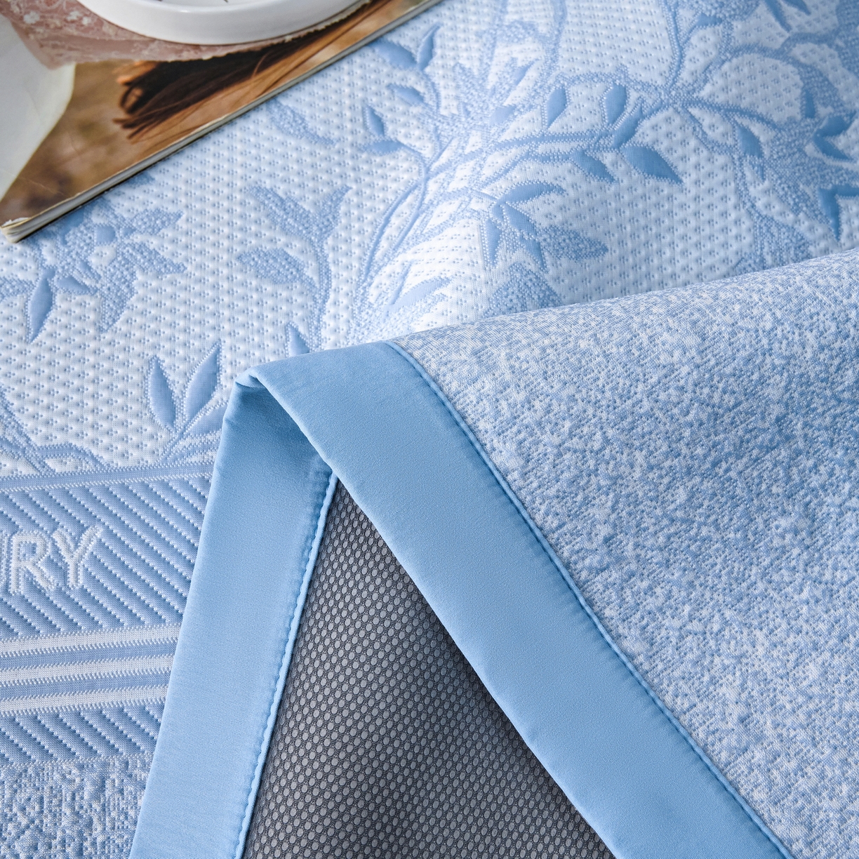 91家纺网 家纺一手货源 找家纺 宜派家纺 2026新款提花PE凉感冰丝席凉席席子三件套 风景-直角蓝