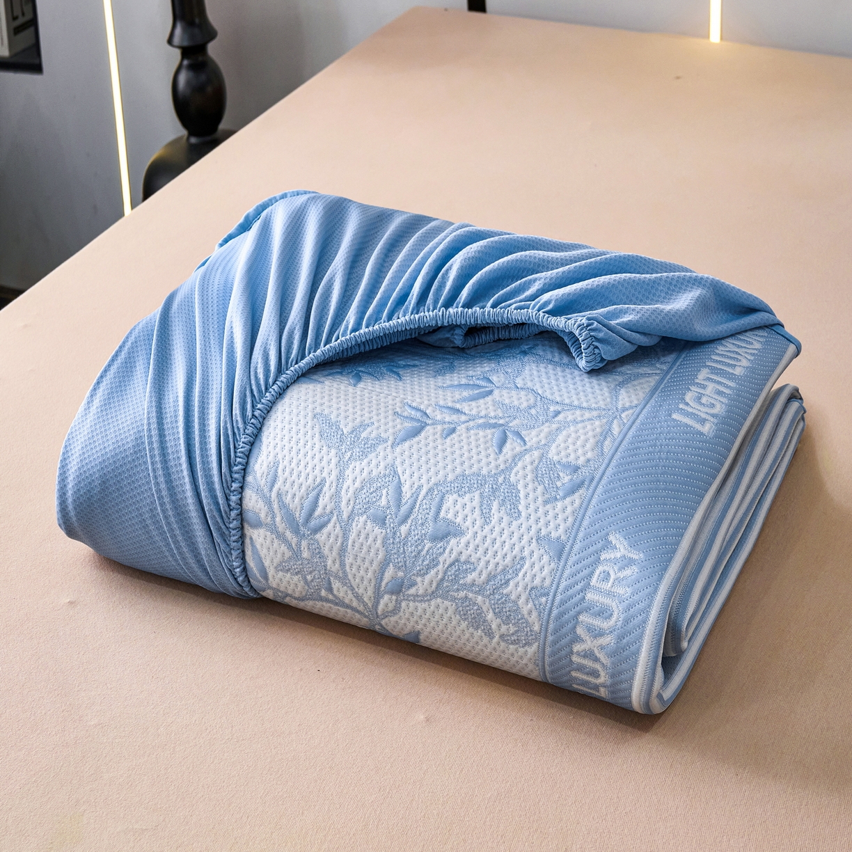 91家纺网 家纺一手货源 找家纺 宜派家纺 2026新款提花PE凉感冰丝席凉席席子三件套 风景-床笠蓝