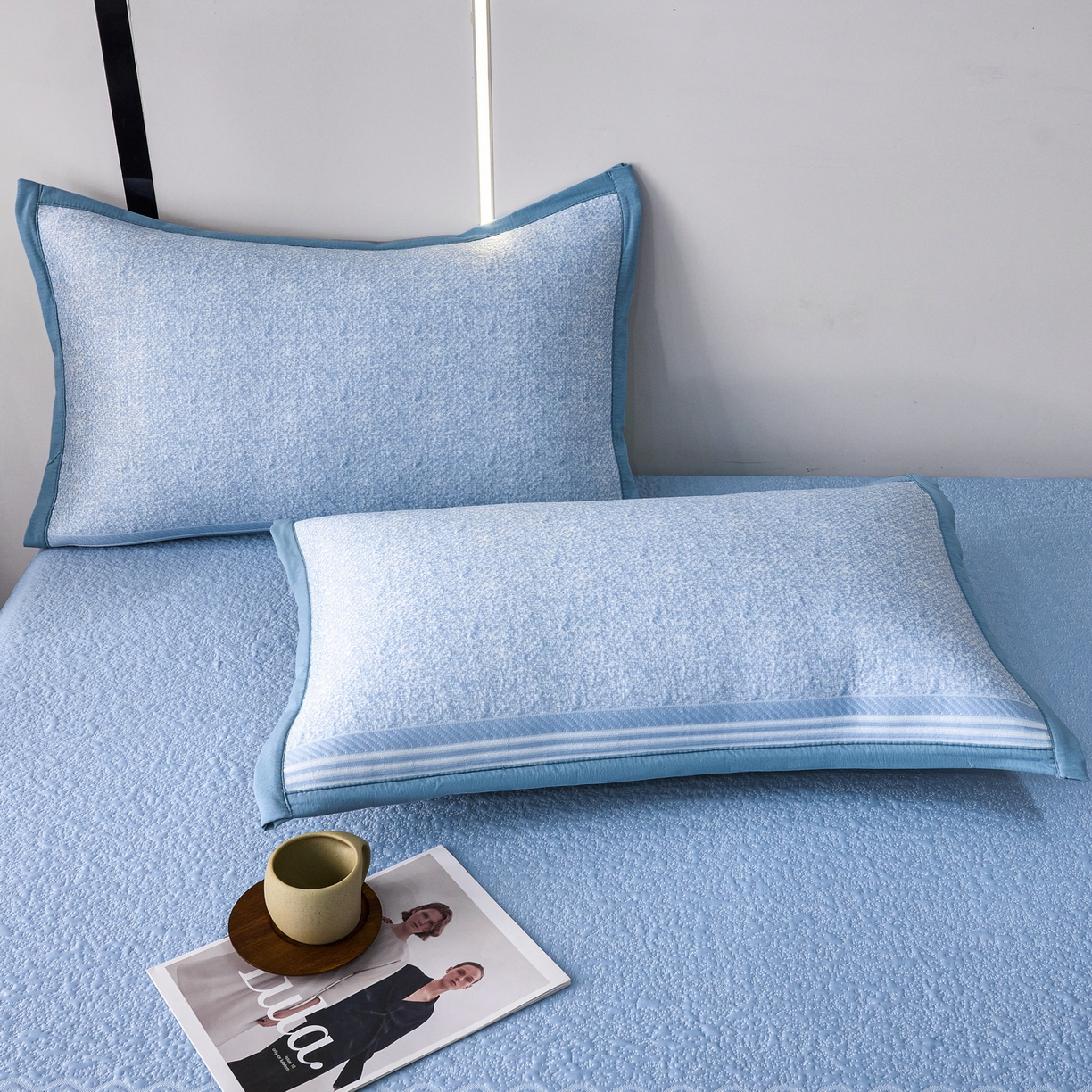 91家纺网 家纺一手货源 找家纺 宜派家纺 2026新款提花PE凉感冰丝席凉席席子三件套 风景-床笠蓝